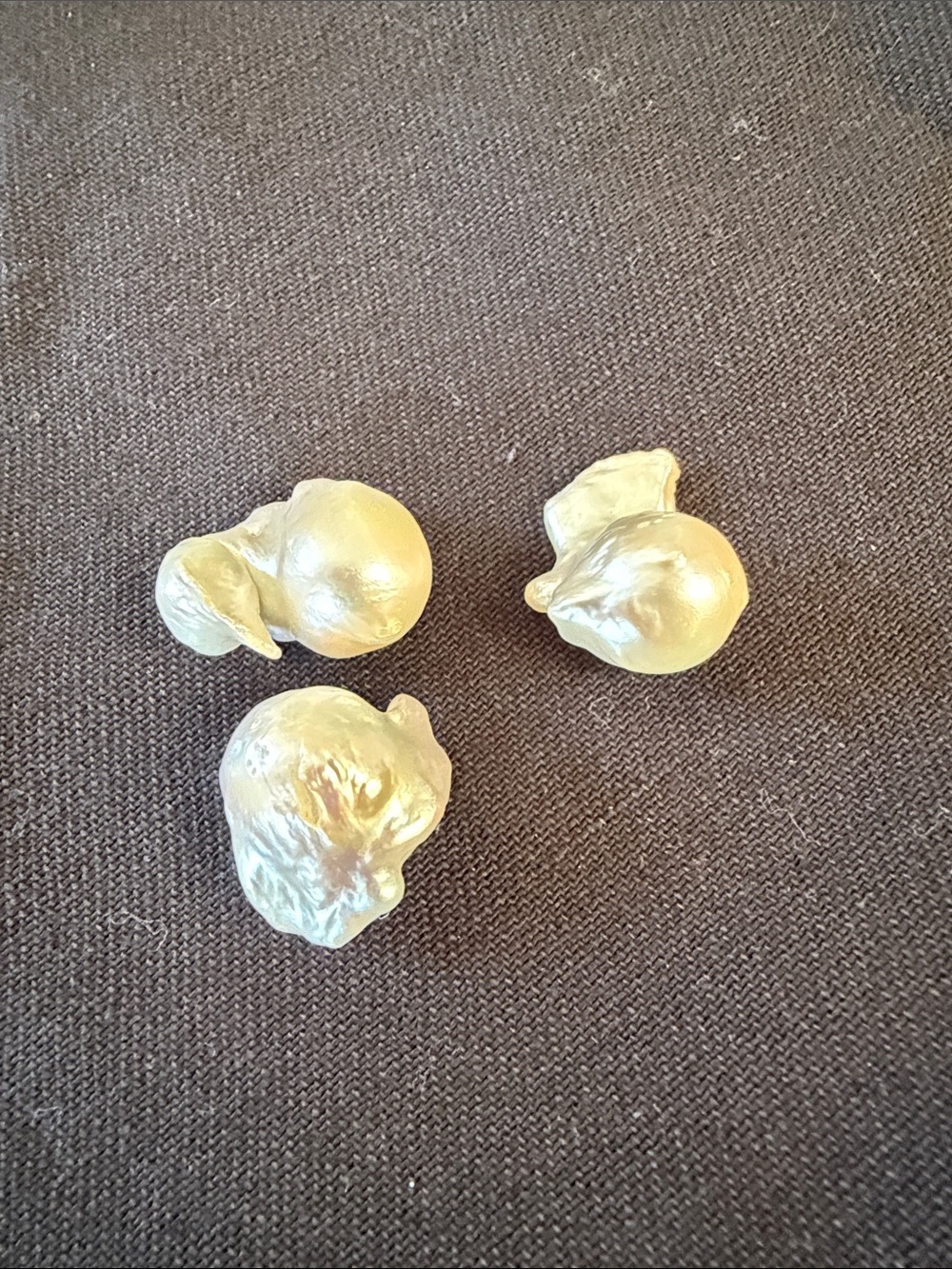 Set of 3 baroque pearls.